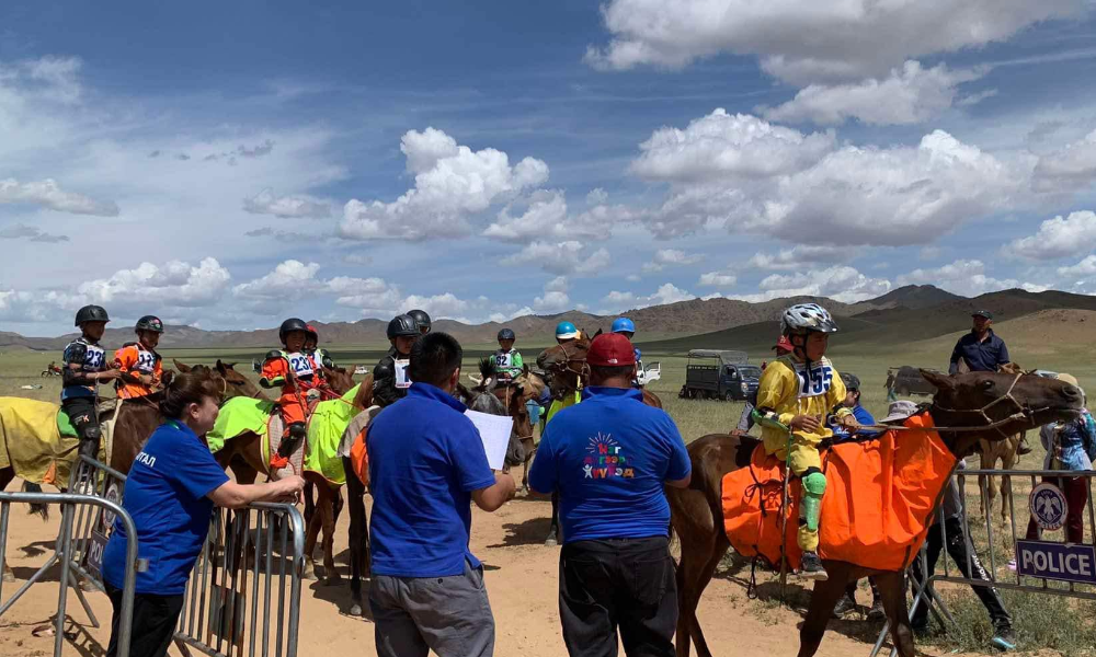 Тэгш ойтой сумдын баяр наадмын хурдан морины уралдааны үед хүүхдийн эрх зөрчигдөхөөс урьдчилан сэргийлэх, уралдаанч хүүхдүүдийн аюулгүй байдалд хяналт тавьж ажиллав